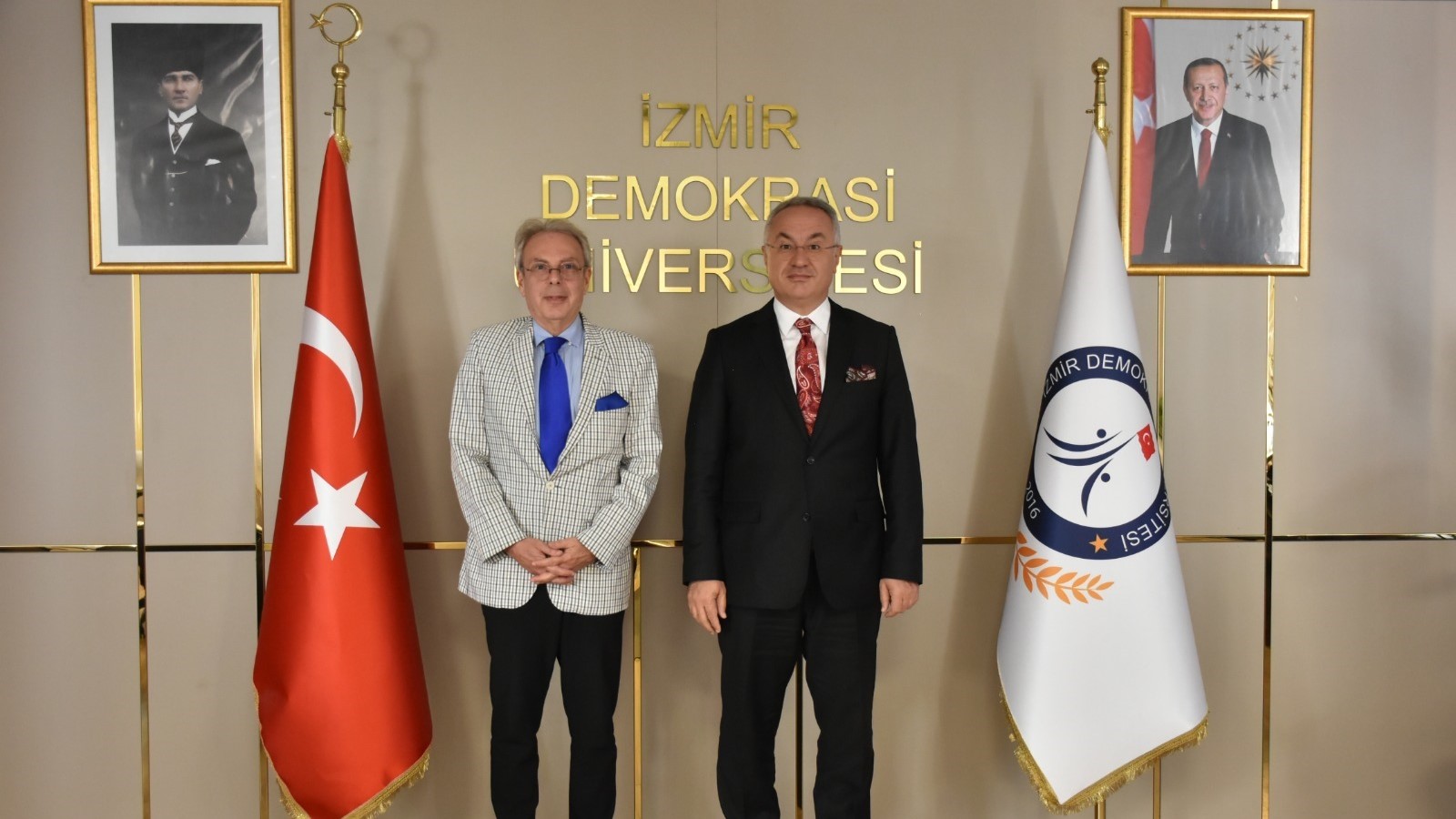 Demokrasi Üni.